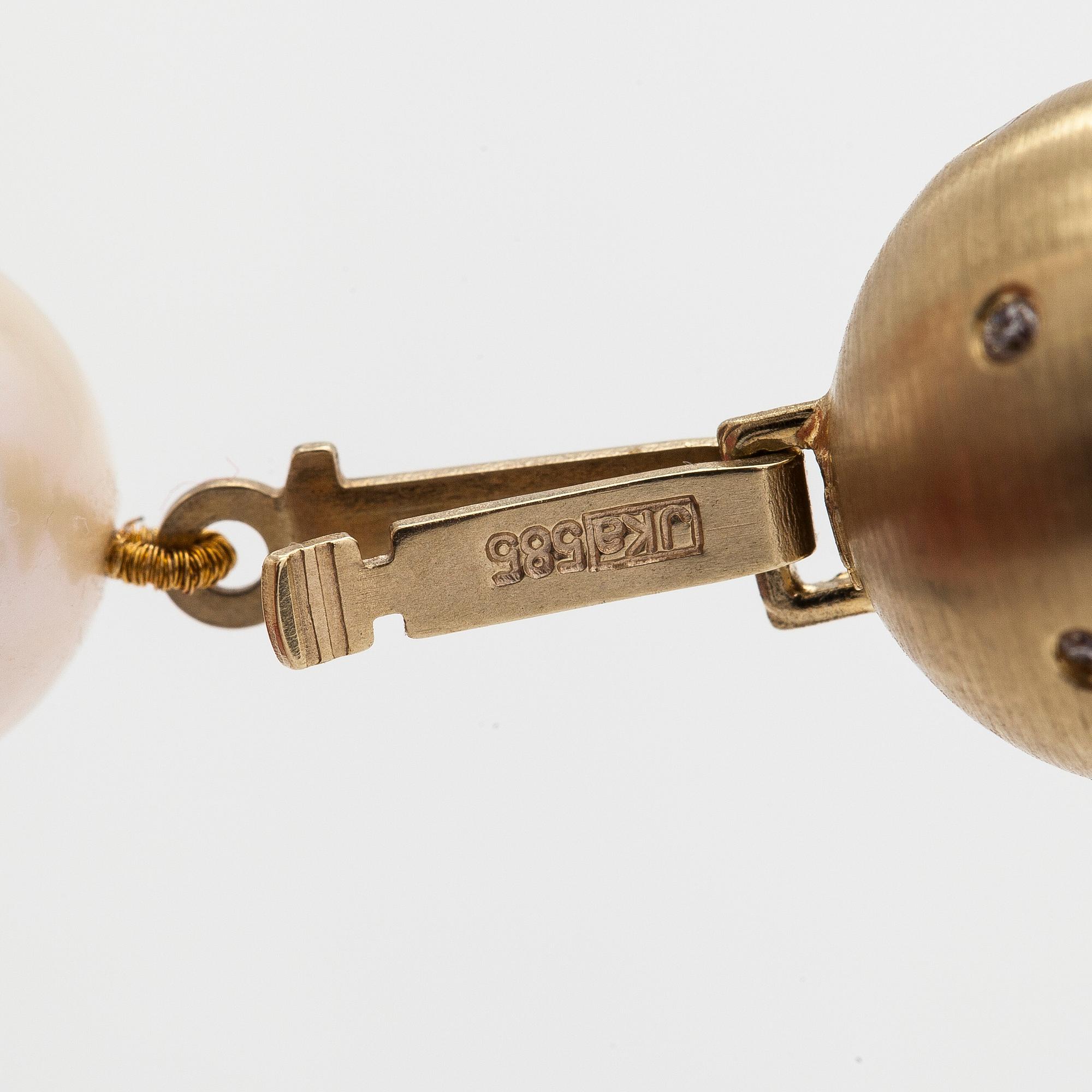 A cultured pearl necklace, clasp in 14K gold with diamonds ca 0.12 ct in total.