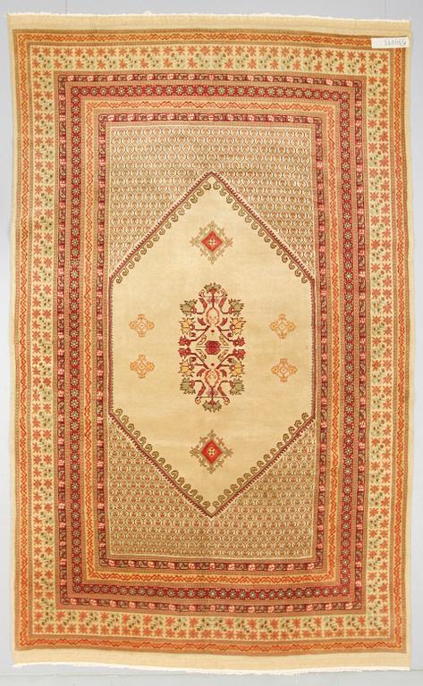 MATTA, orient, old. Ca 315 x 196 cm.