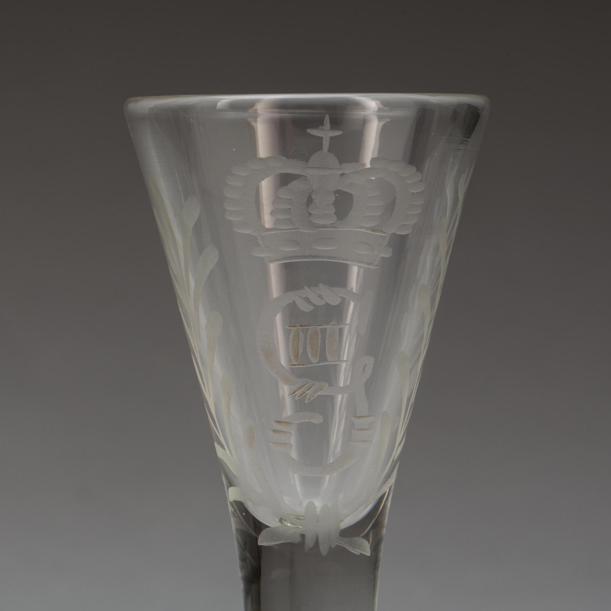 SNAPSGLAS, 5 st och KARAFFER, 2 st, glas. Omkring 1800 samt omkring 1900.