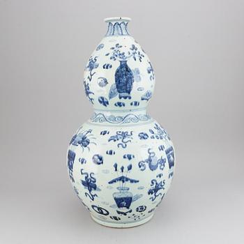 A large Chinese blue and white double gourd vase, second half of the 20th century.