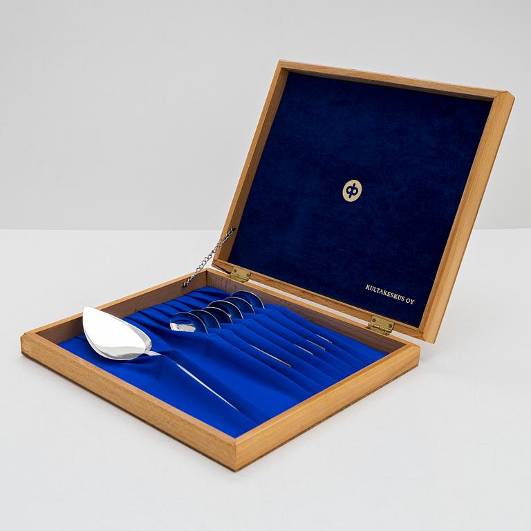 Tapio Wirkkala, a 'Marski' silver cake server and six coffee spoons, Kultakeskus, Hämeenlinna 2002. In original box.