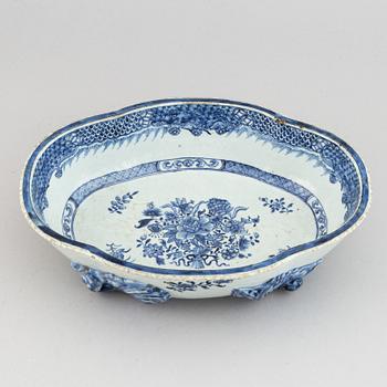 A blue and white export porcelain serving bowl, Qing dynasty, Qianlong (1736-95).