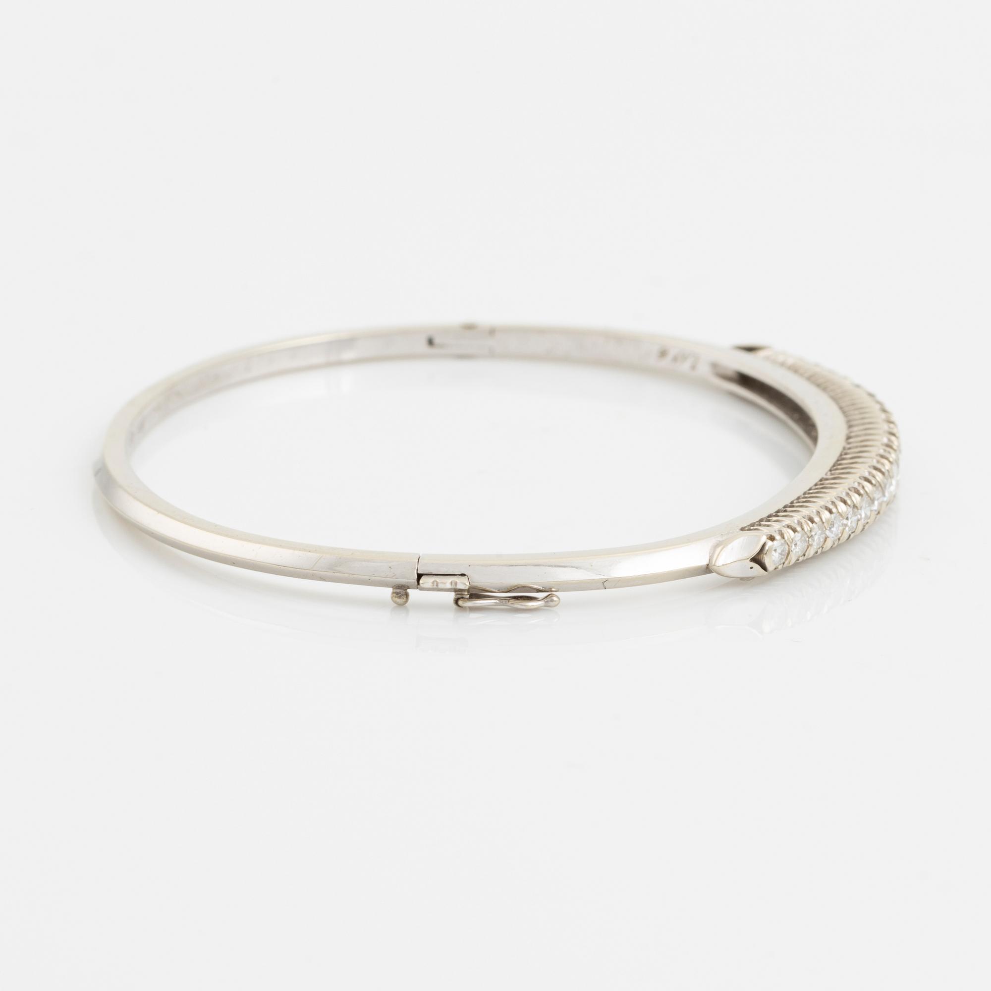 18K white gold bangle with round brilliant-cut diamonds.