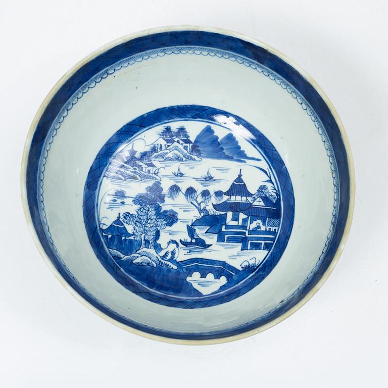 Bålskål, porslin, Kina, Jiaqing (1796-1822).
