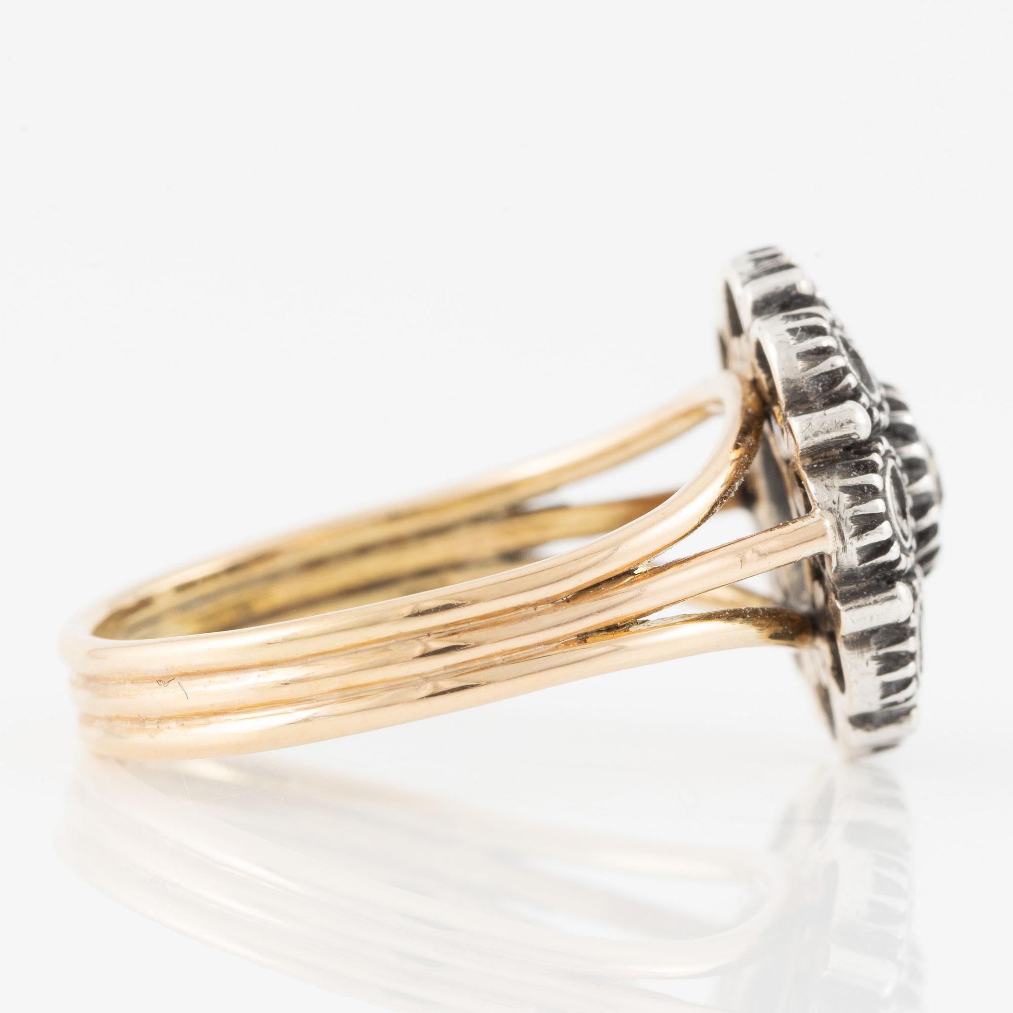 Ring in gold and silver set with octagonal-cut diamonds.