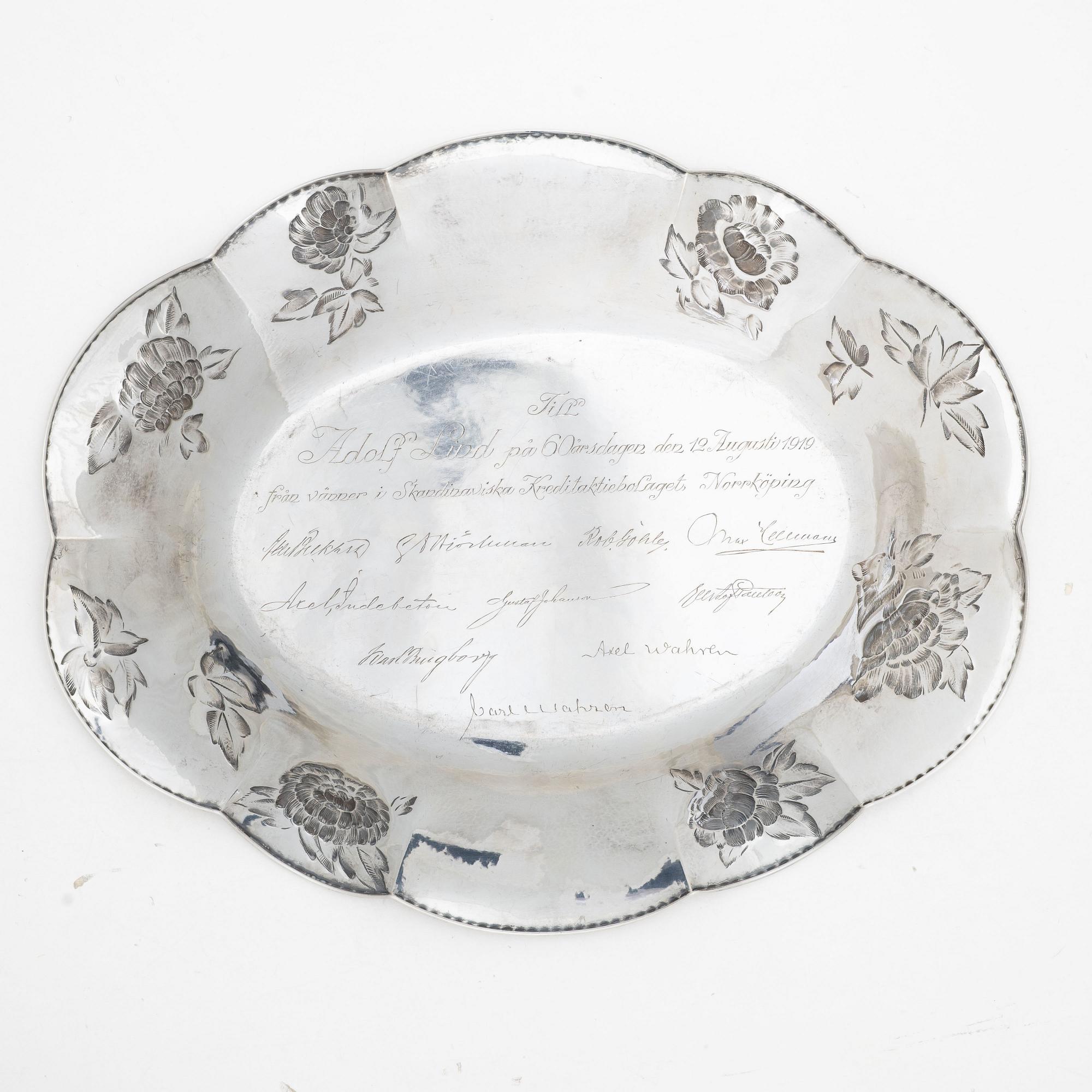 Tray/large dish, silver, Swedish import mark Sam Pettersson, Norrköping 1919.