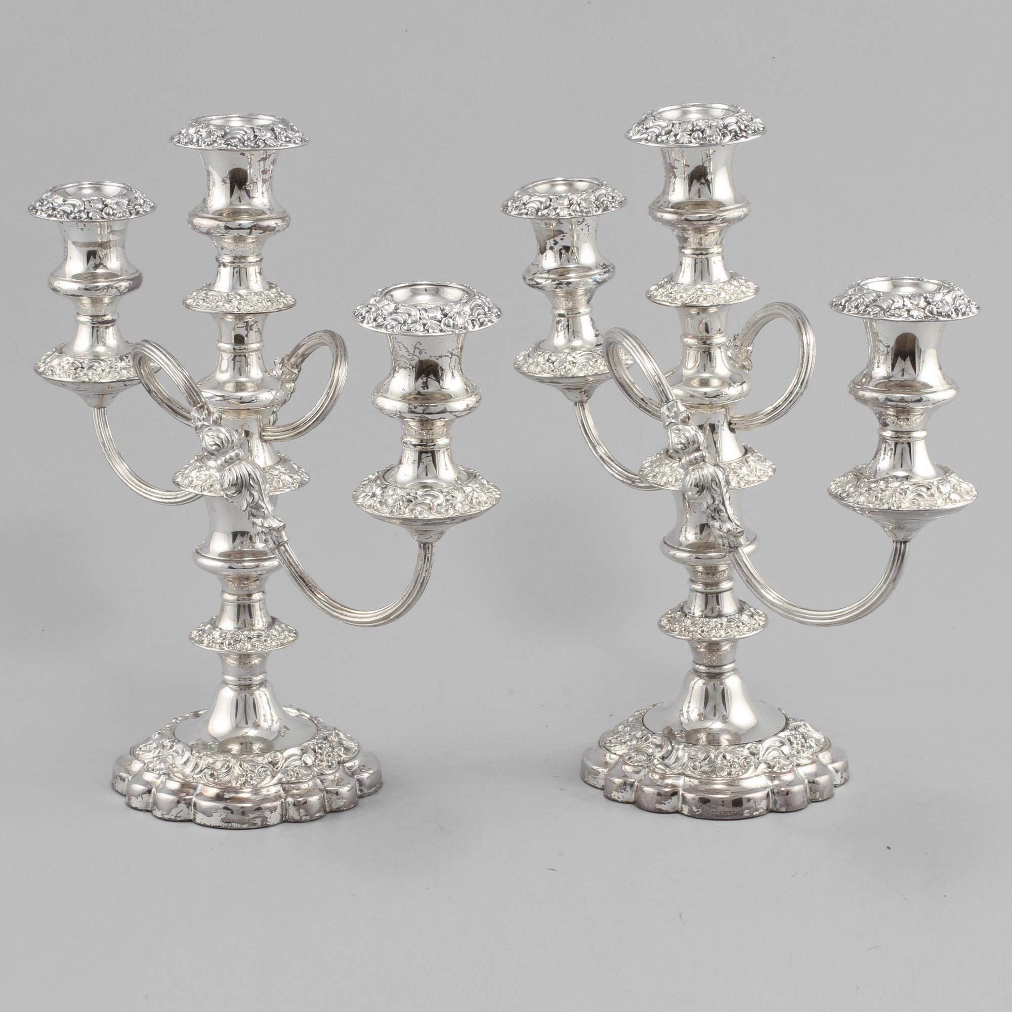 KANDELABRAR, ett par, pläter, England, 1900-tal.