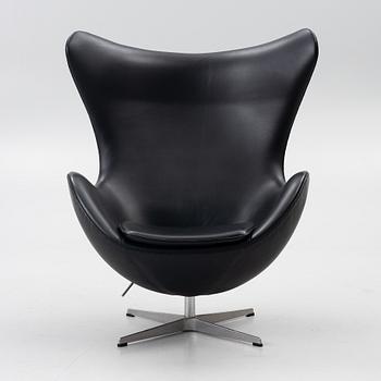 Arne Jacobsen, a 'The Egg' armchair, Fritz Hansen, Denmark, late 20th Century.