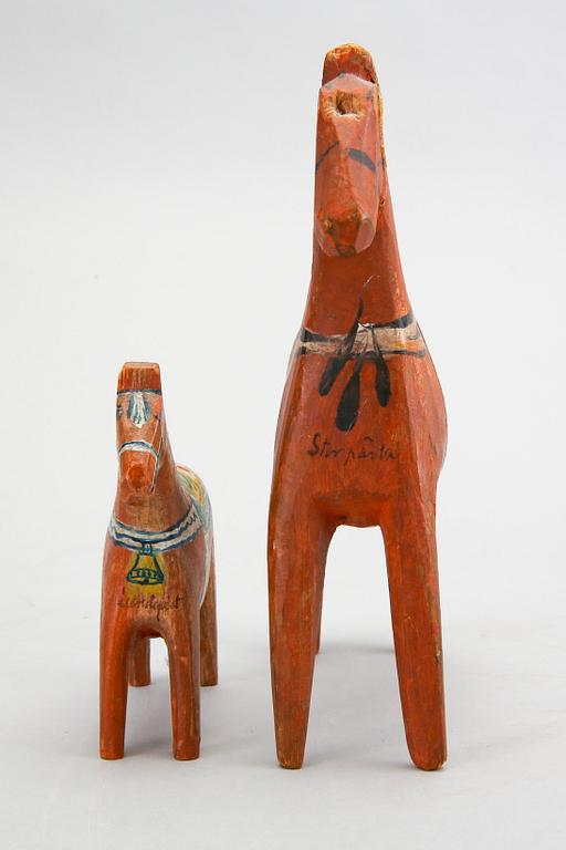 Dalahästar, 2 st, Troligen Nisser-gården Vattnäs, bär påskrift och årtal 1901 samt 1925.