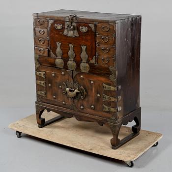 SKÅP, orientaliskt, omkring 1900-talets mitt.