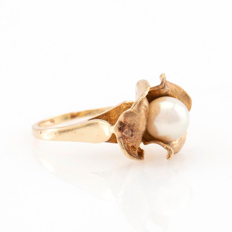 Ring 14K gold with a cultured pearl.