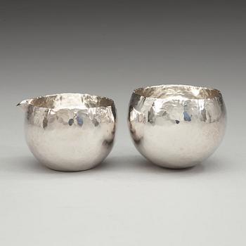 A Rey Urban sterling sugar bowl and creamer, Stockholm 1977-78.