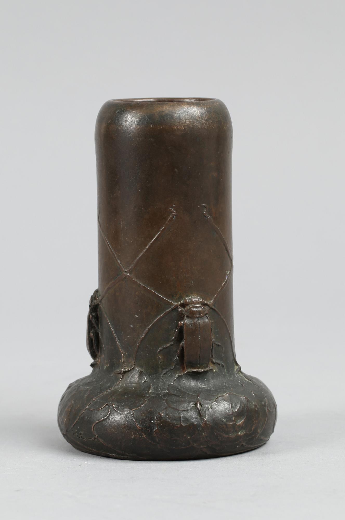 VAS, brons, jugend, Hugo Elmqvist, sign. 1900-talets början.