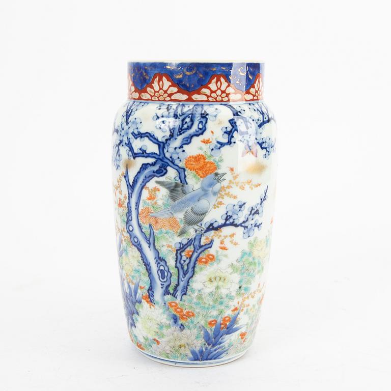 Vase, porcelain. Japan, early 20th century.
