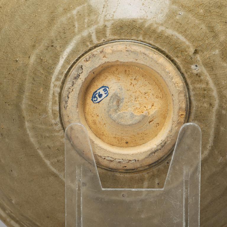 SKÅLAR, två stycken, samt FAT, keramik. Sydostasien,