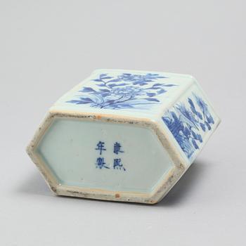A porcelain tea caddy from China, late Qing dynasty (1644-1912).
