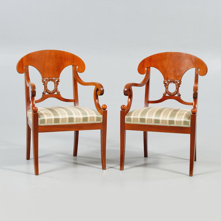 KARMSTOLAR, ett par, Karl Johan-stil, 1900-talets första hälft.