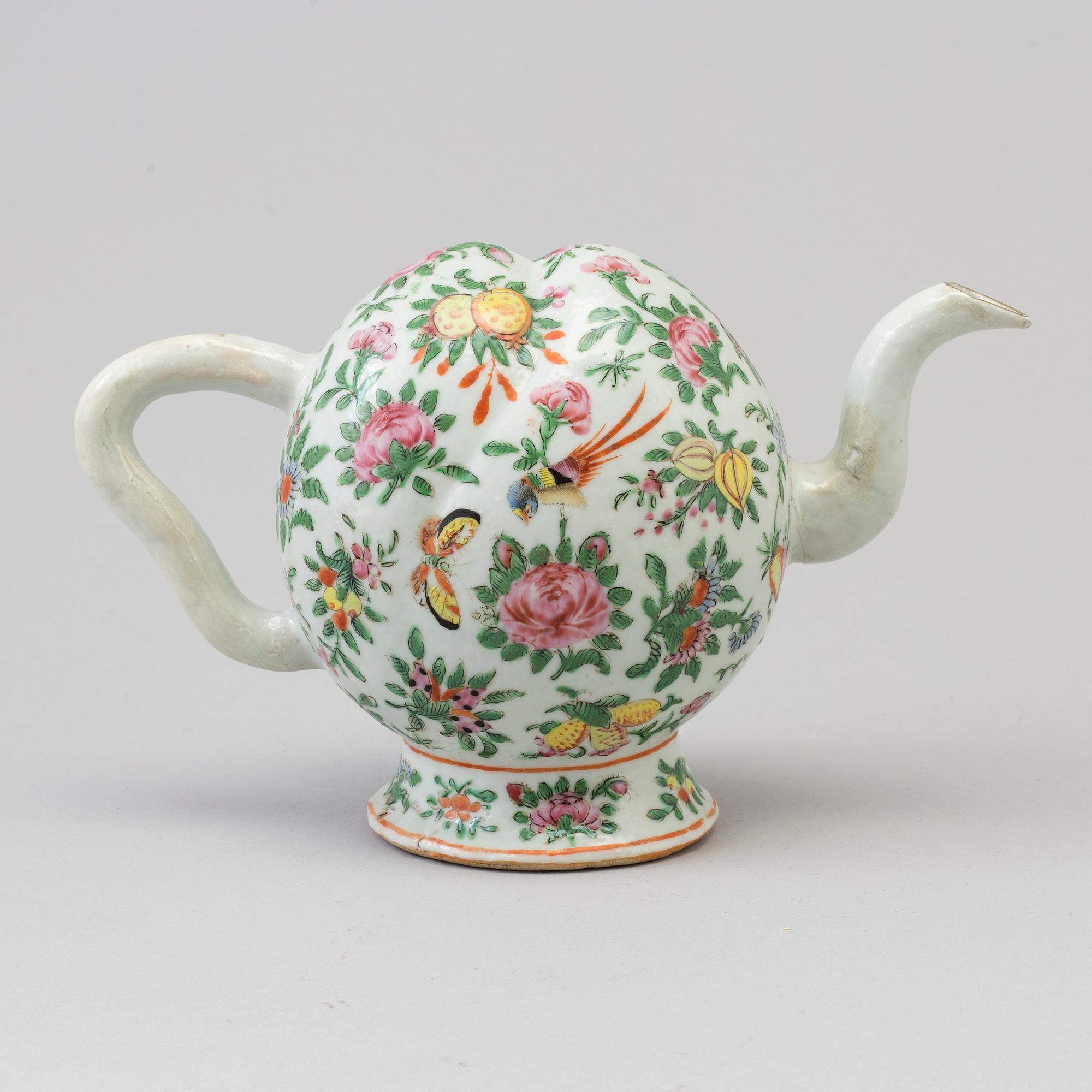A Chinese cadogan tea pot, Canton, Qing dynasty, 19th Century.