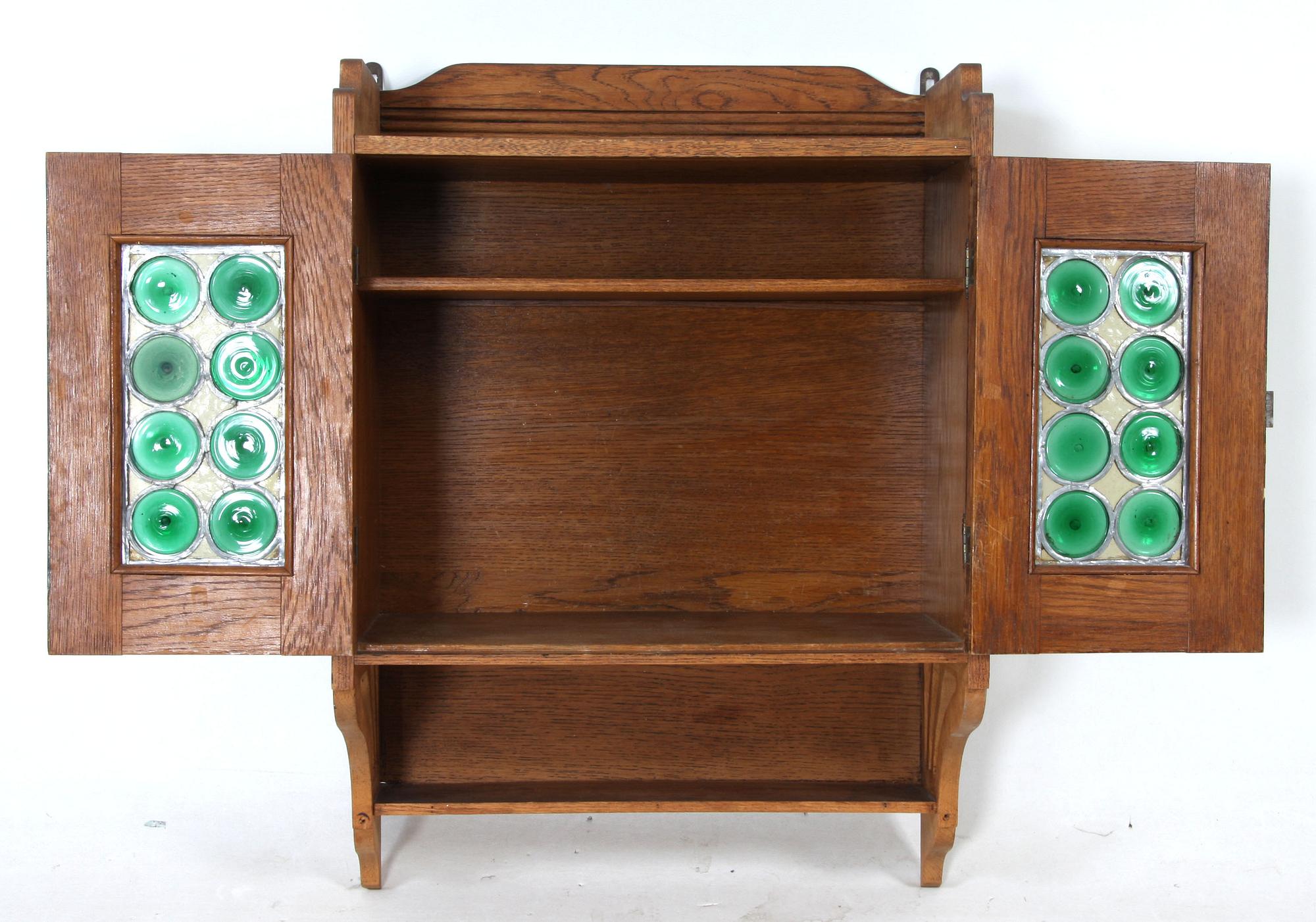 HYLLSKÅP, jugend, 1900-talets början.