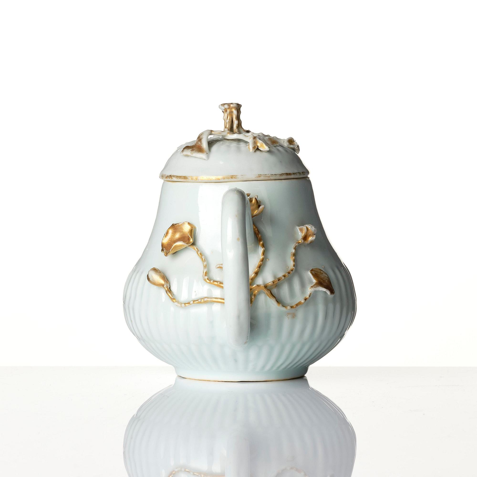 A tea pot with cover and stand, Qing dynasty, 18th century.