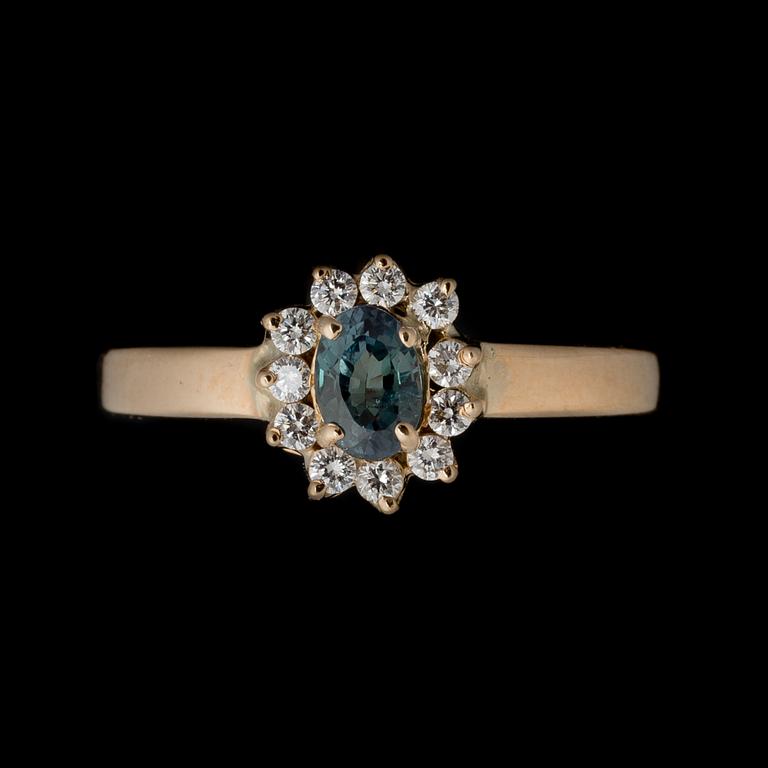 RING, fasettslipad alexandrit, briljantslipade diamanter, 18K guld.