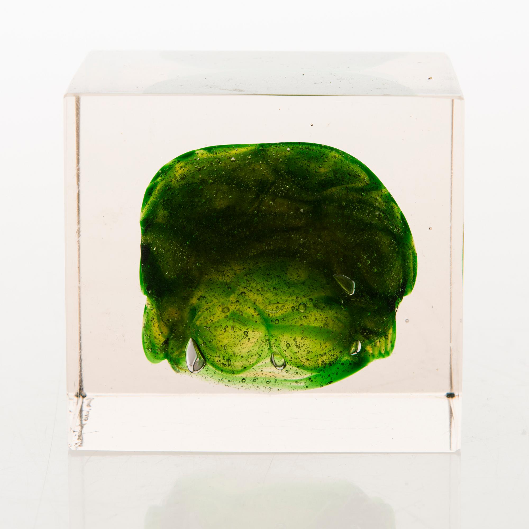 OIVA TOIKKA, A glass cube signed Oiva Toikka Nuutajärvi Notsjö.