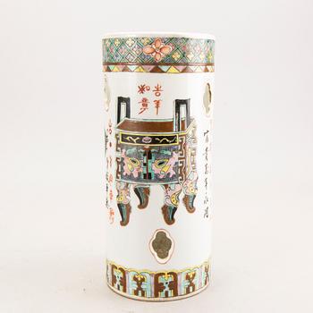 A Chinese porcelain vase around 1900.