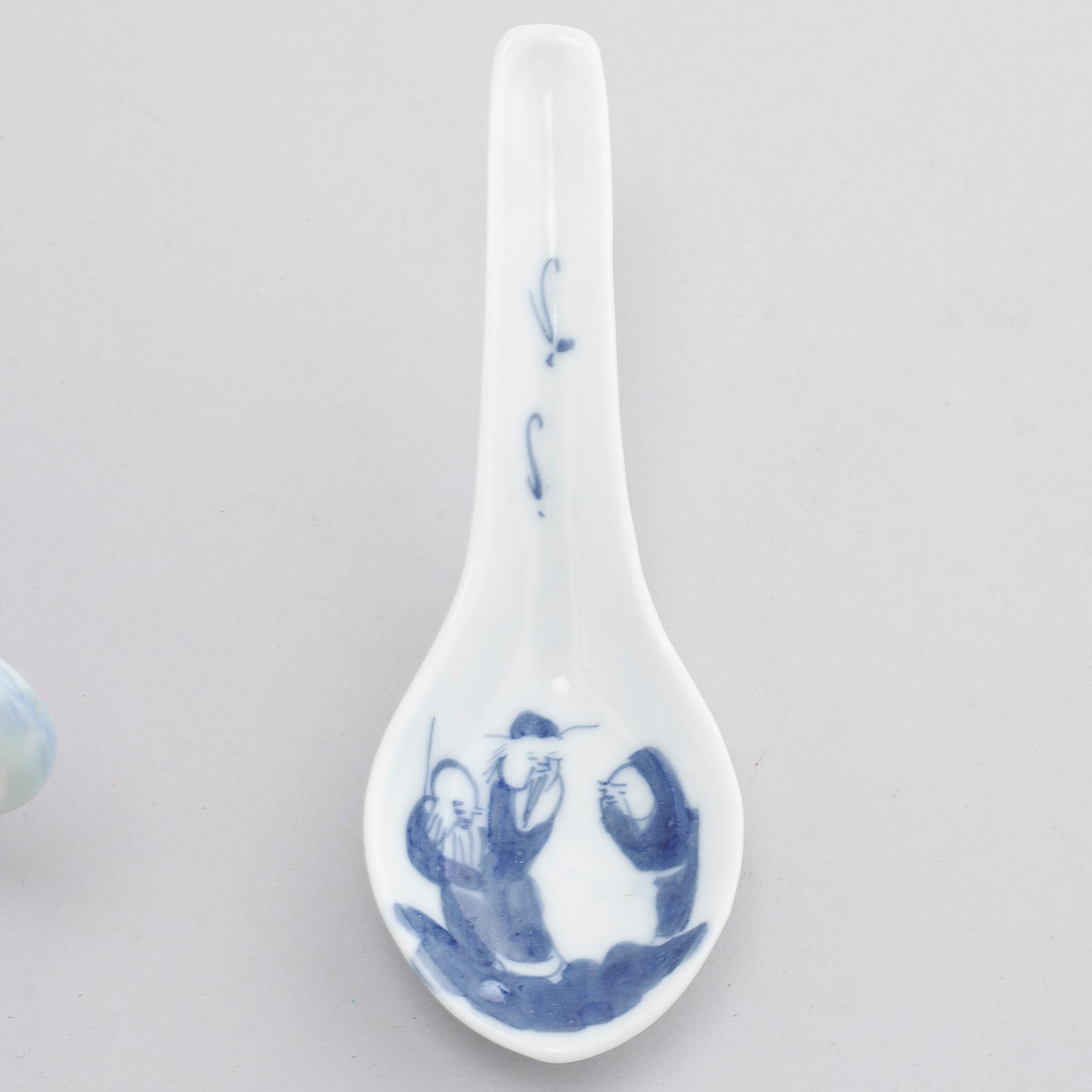 15 pieces of porcelain tableware from Asia, 18th to 20th century.