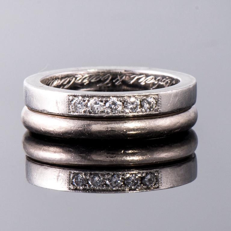 RINGAR, platina, andra med 5 briljantslipade diamanter. T. Tillander. Vikt 5,2 + 4,3 g. Helsingfors 2004.