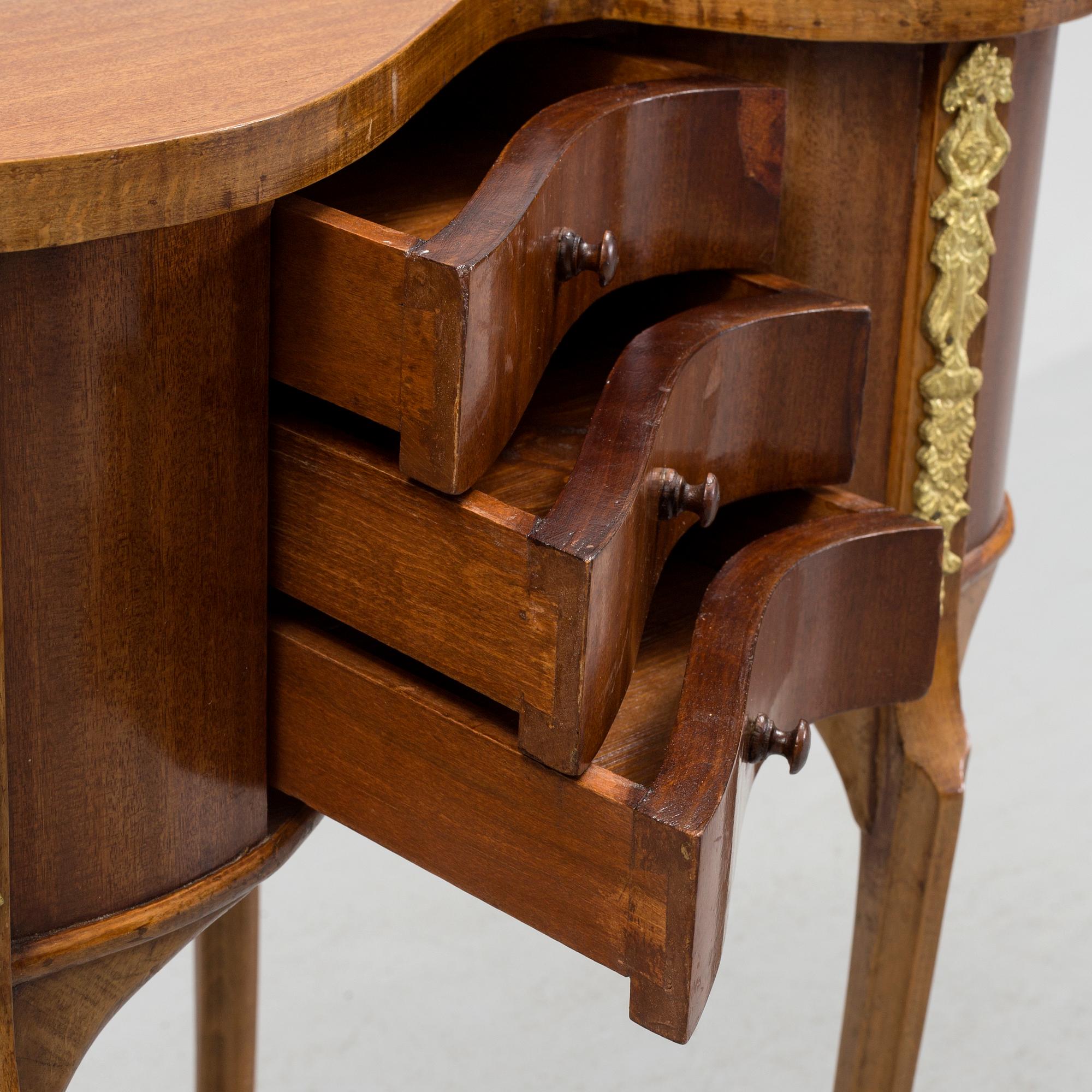 A mid 20th century chest of drawers.
