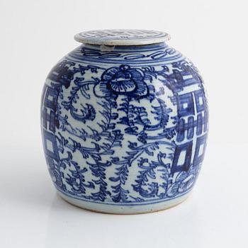 A blue and white porcelain ginger jar, China, late Qing dynasty, around 1900.