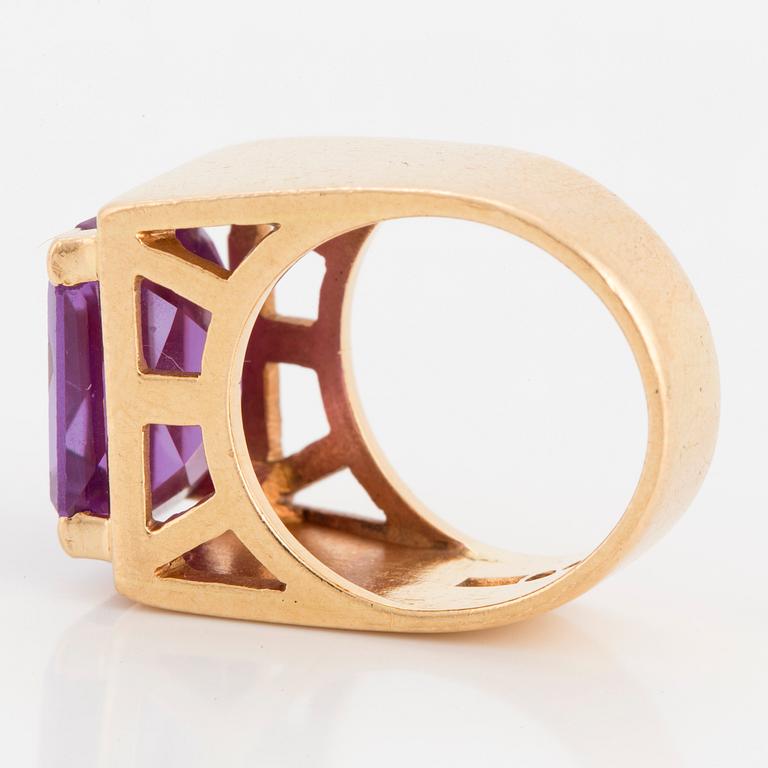 RING, 18K gold with a rectangular synthetic colour change sapphire.