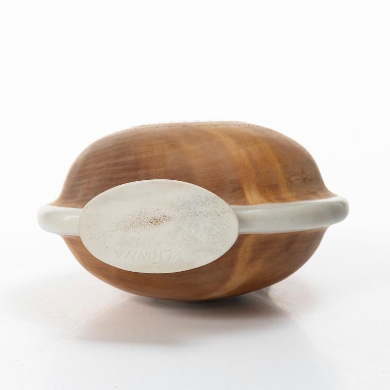 Anders Sunna, a salt bottle.