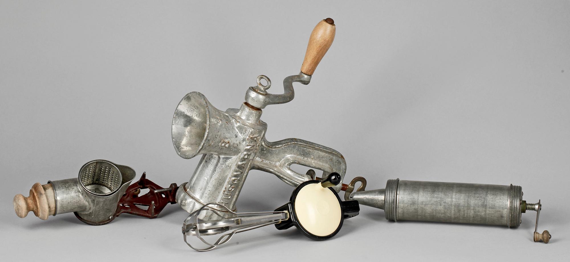 PARTI KÖKSREDSKAP, 4 delar, metall och plast, 1910/20-tal - 1970-tal.