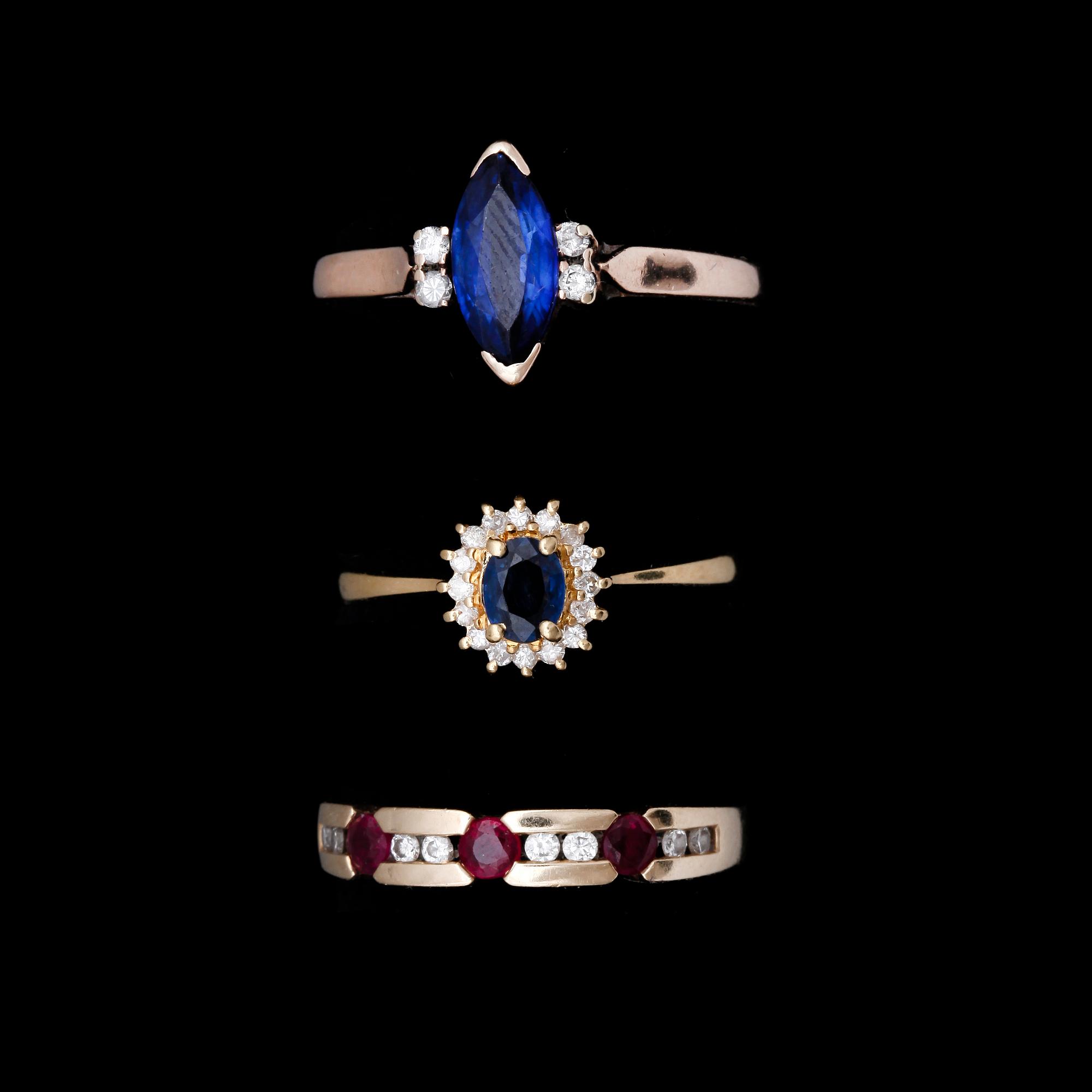 RINGAR, 2+1st, 14k resp 18k guld, bla rubiner samt med små briljantslipade diamanter. Tot vikt 5,1 resp 1,8g.
