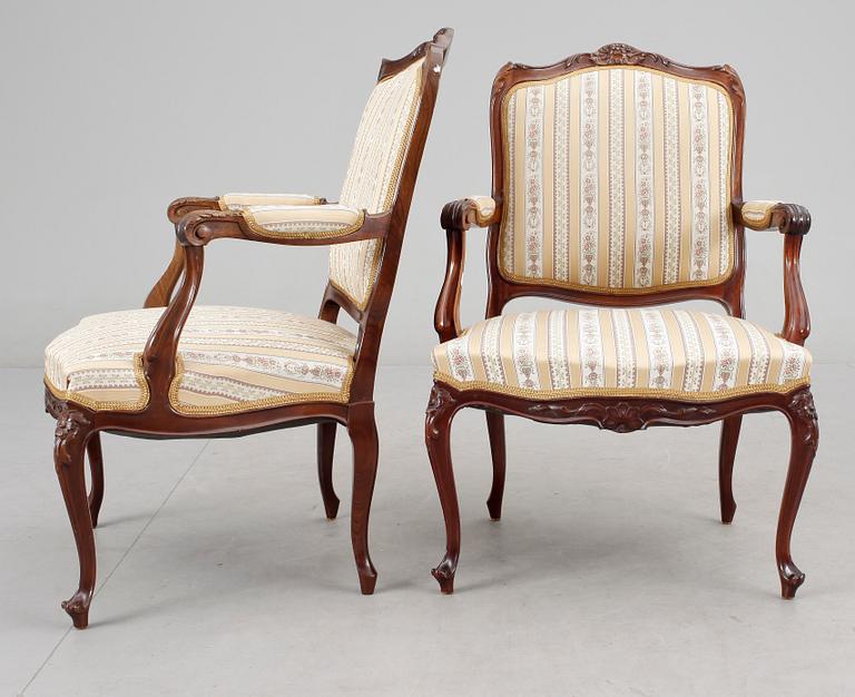 KARMSTOLAR, ett par, rokokostil, 1900-tal.