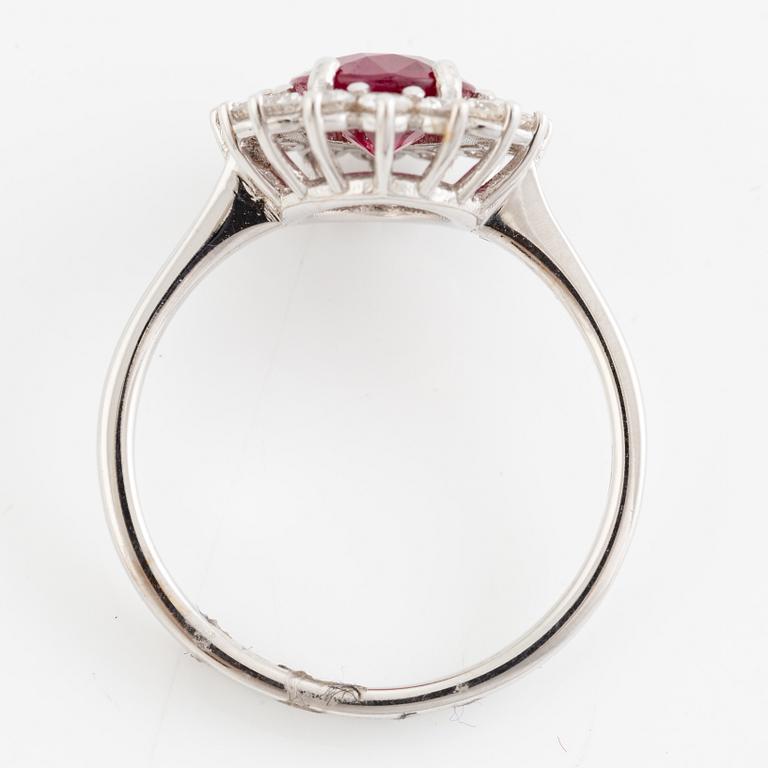 Ring 18K vitguld med en fasettslipad rubin och runda briljantslipade diamanter.
