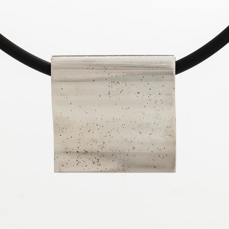 Nanna Ditzel, hängsmycke/brosch, "Surf", sterling silver, Georg Jensen, Danmark.