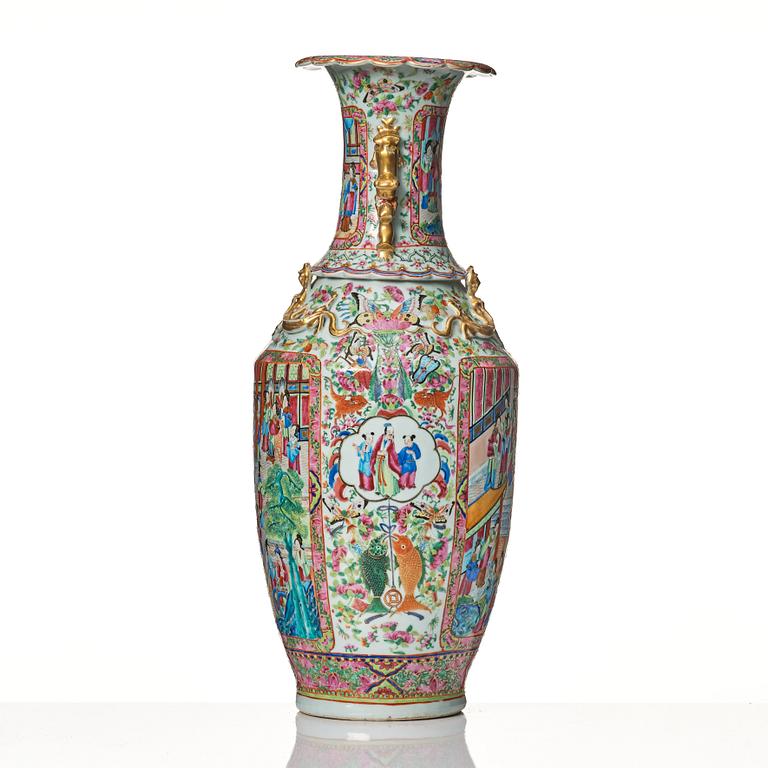 A large Canton famille rose vase, Qing dynasty, 19th Century.