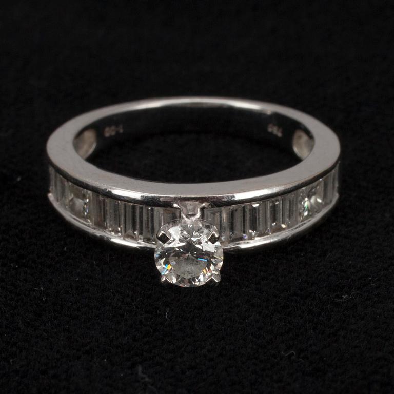 RING, vitguld 18K och diamanter tot. 1 ct. Vikt ca 4 g.