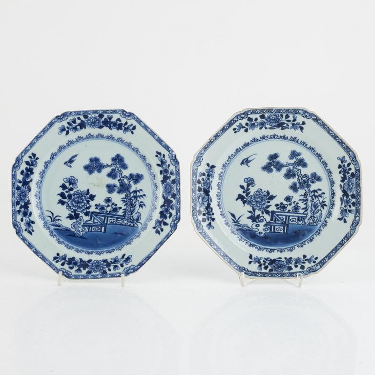 A group of 17 Chinese blue and white plates and a tureen dish, Qing dynasty, Qianlong (1736-95) and Jiaqing (1795-1820).