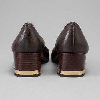 A pair of Tory Burch leather shoes, circa size 37.