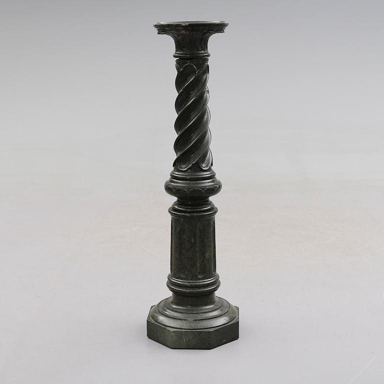 PIEDESTAL, serpentinsten, 1800-talets mitt.