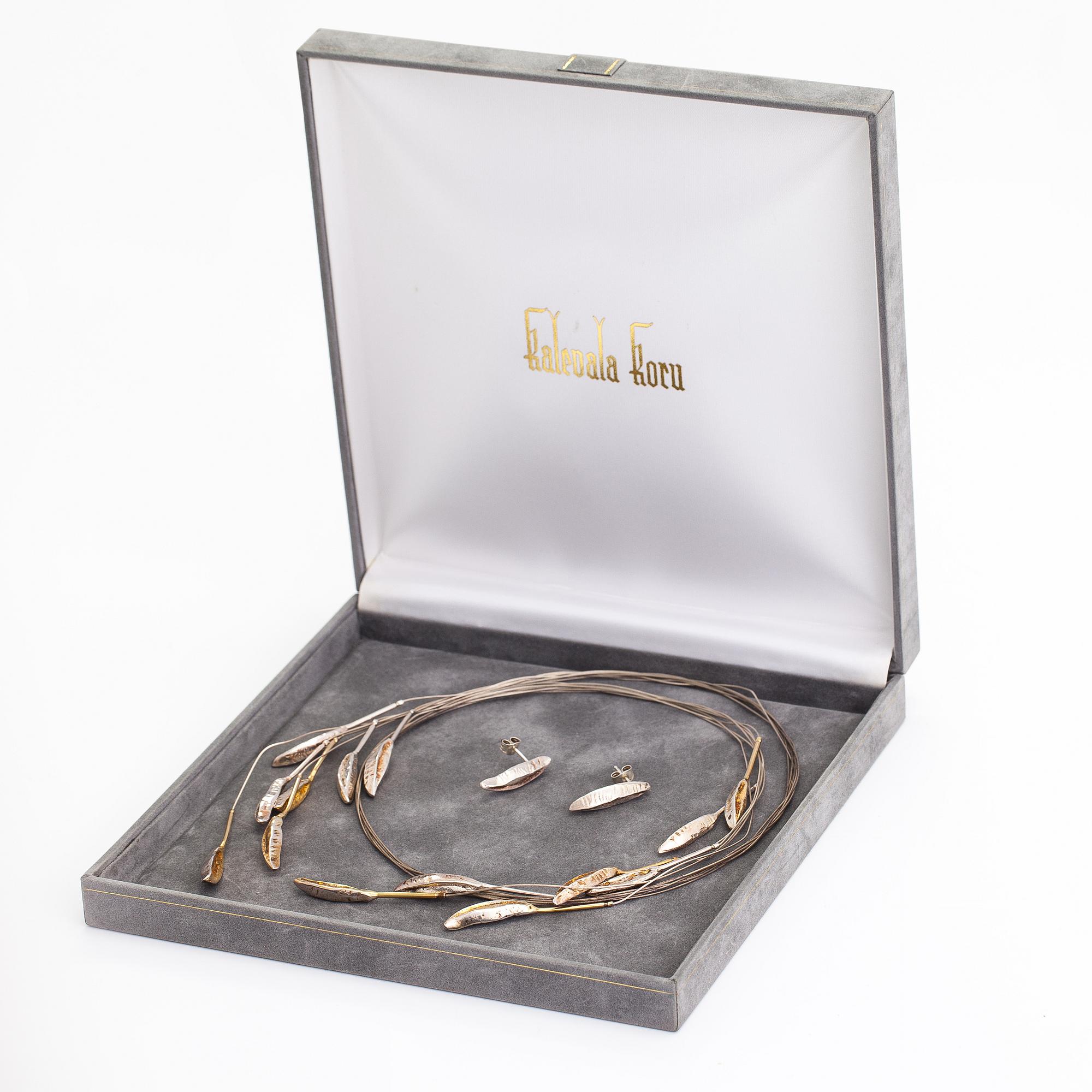 Marja Suna, Halsband och örhängen "Höstlöv", sterlingsilver. Kaunis koru/Kalevala Koru, Helsingfors 1999.
