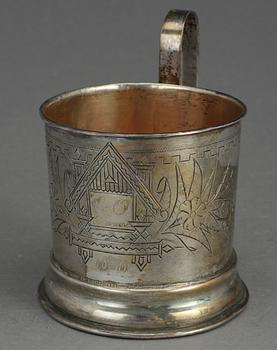 TEGLASHÅLLARE, silver, kontrollmästare Lev Fridrikhovitch Oleks, Moskva, 1889. Vikt ca 114 gram.