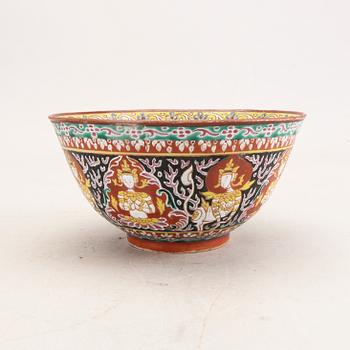 A Chinese Bencharong porcelain bowl around 1800.