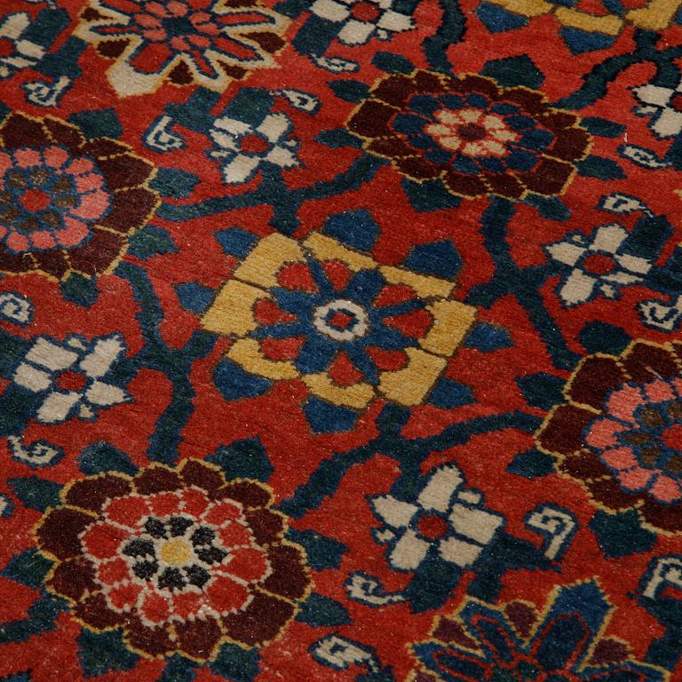 Matto, A runner, an antique West Persian/Northwest Persian, ca 417,5-425 x 101-107 cm.