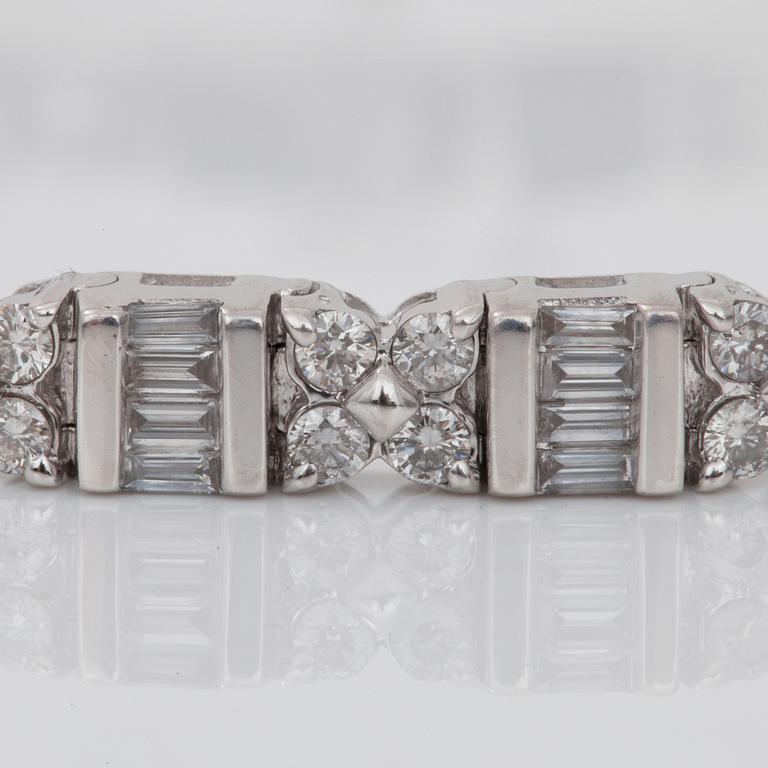 ARMBAND med briljant- och baguettslipade diamanter.