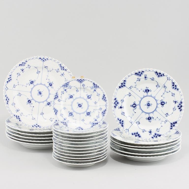 SERVISDELAR, 24 st, porslin, "Musselmalet", Royal Copenhagen, 1900-talets andra hälft.