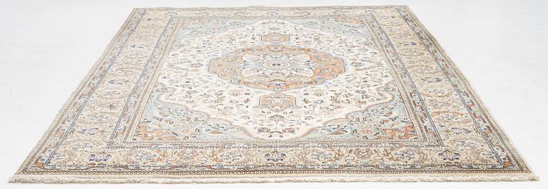 A Tabriz type carpet, c. 300 x 200 cm.